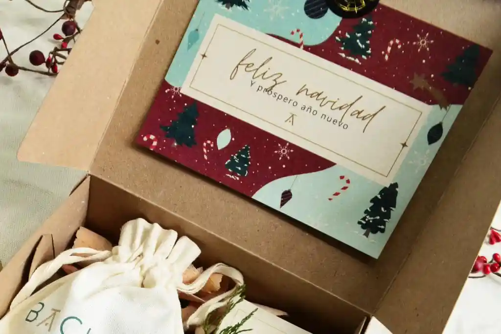 Kit Navideño Con Aretes Con Representación De Piedra Y Vela Con Esencia / Jiipada