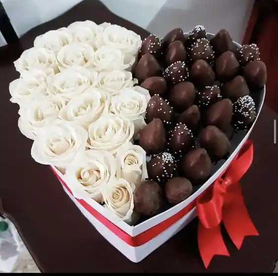 Corazon Rosas Blancas Y Fresas Con Chocolate Aniversario Nacimiento Bienvenida Feliz Cumple