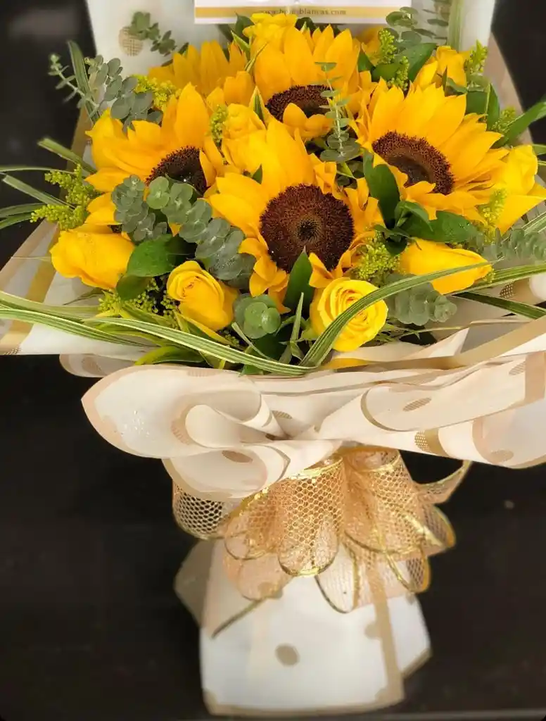 Bouquet De Girasoles Y Rosas