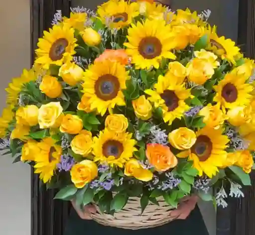 Canasta De Girasoles Y Rosas