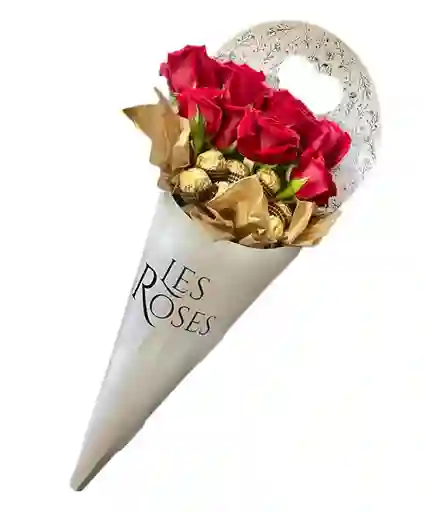 Flores De Rosas Y Chocolate En Cono
