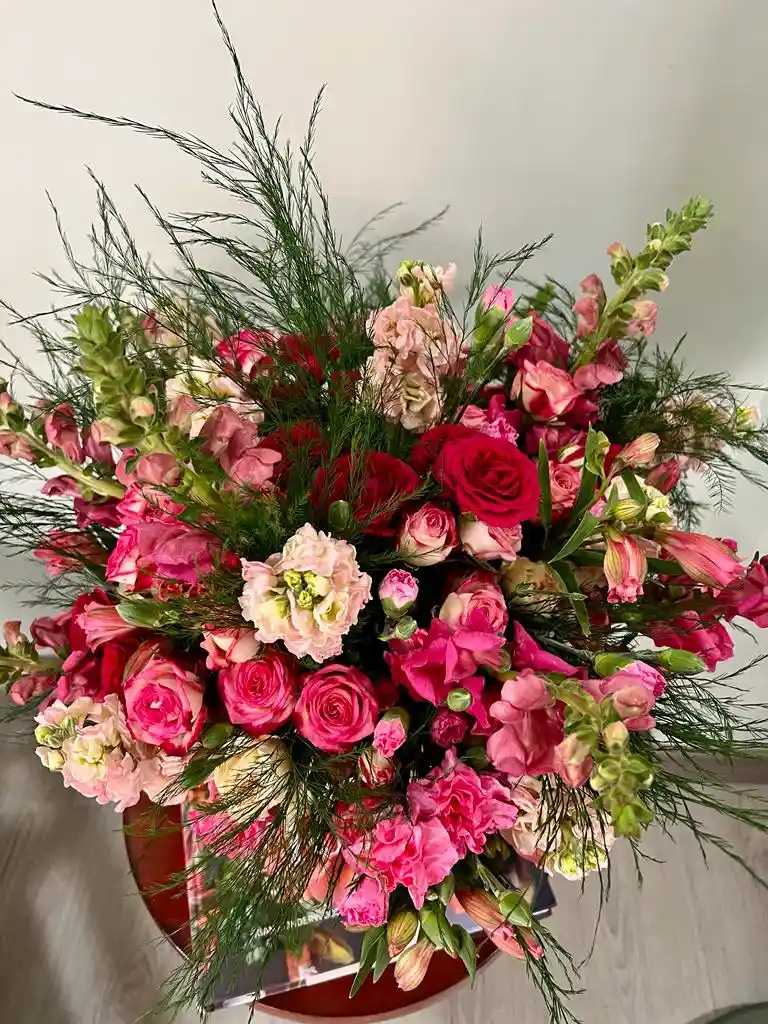 Bouquet En Tonos Rosa Con Florero