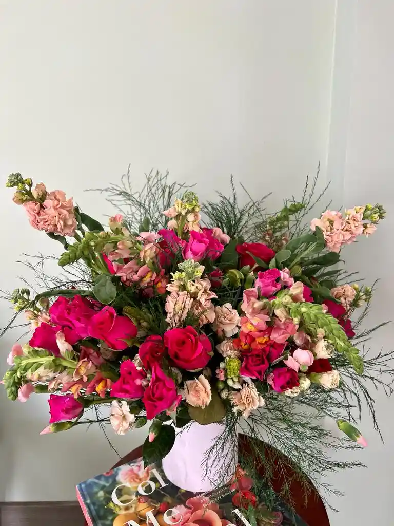 Bouquet En Tonos Rosa Con Florero