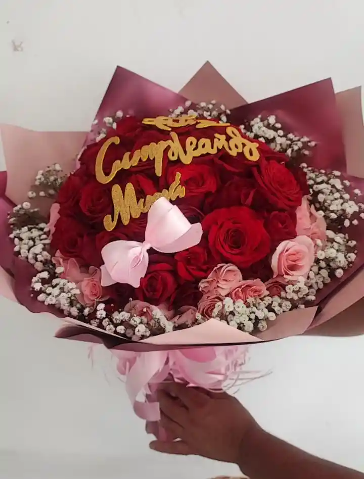 Ramo Buchon De 72 Rosas Con Mensaje Personalizado Y Moño