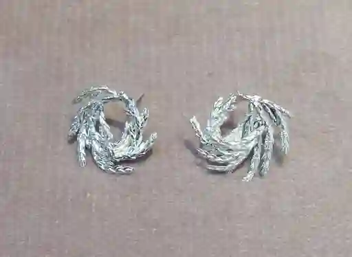 Aretes Hoja Pino Espiral Plata Ecológica