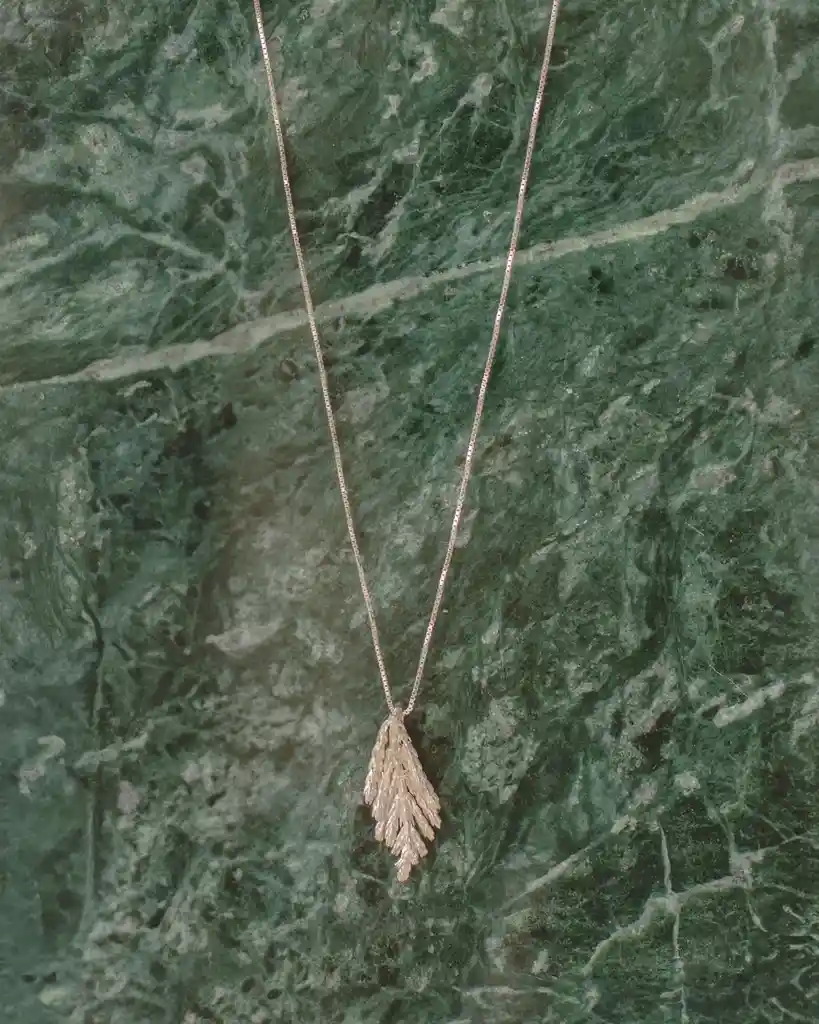 Collar De Hoja De Pino Pequeño Plata Ecológica