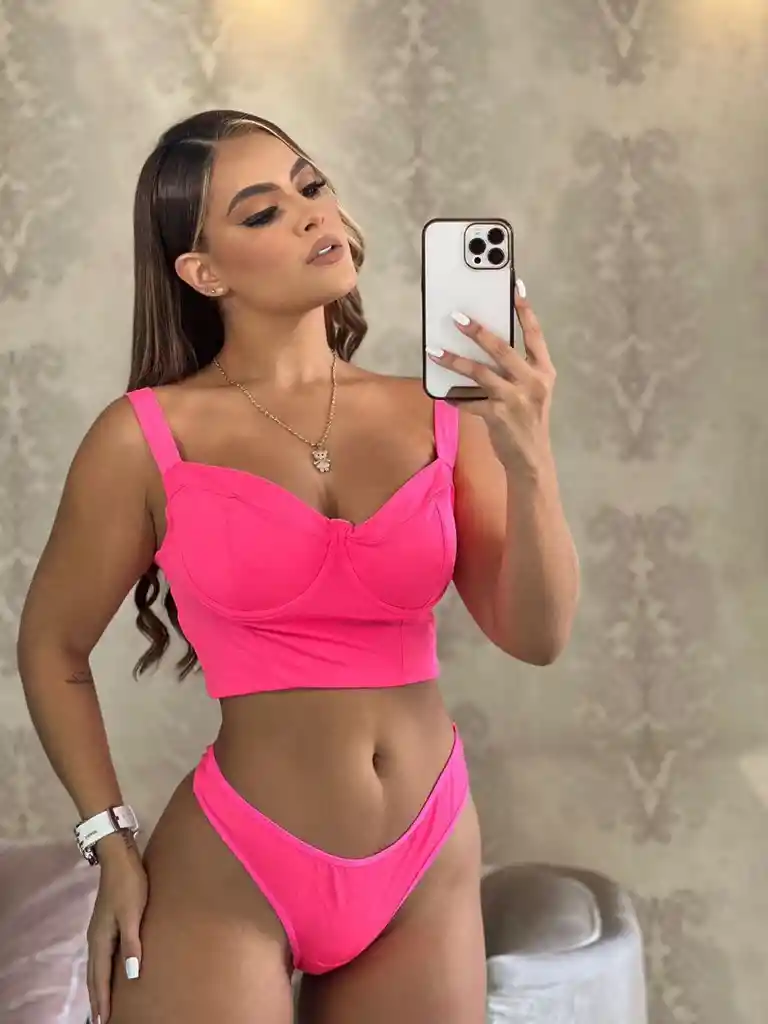Crop Top Con Varilla De Realce Con Tanga