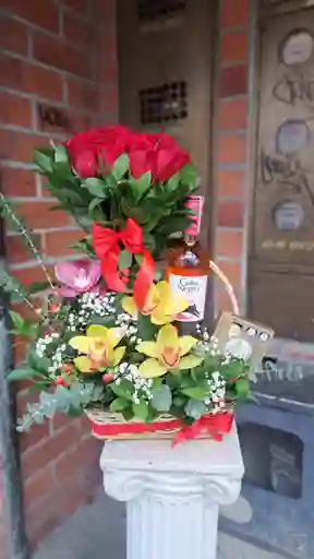 Canasta De Rosas Con Vino 2513