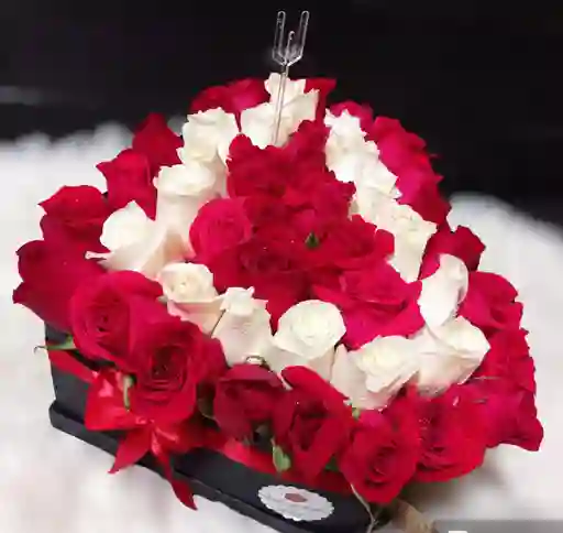 Caja De Rosas Blancas Y Rojas