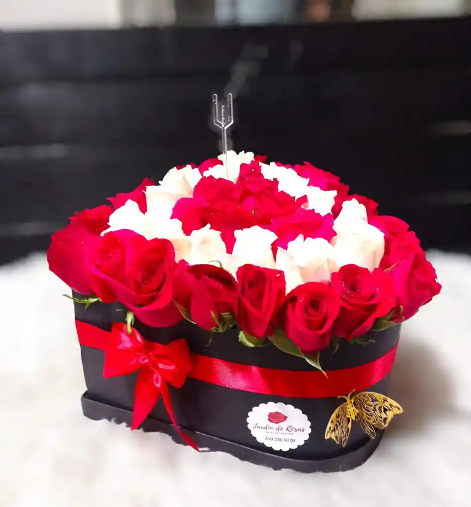Caja De Rosas Blancas Y Rojas