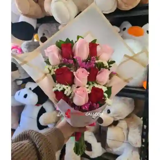 Bouquet De Rosas Y Variedad Escalera