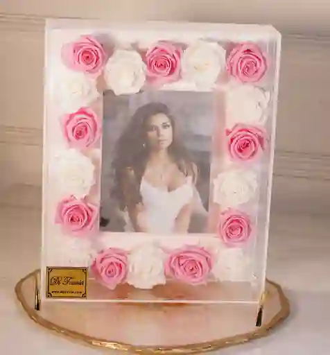 Porta Retratos Fondo Blanco Con Rosas Preservadas Rosada Y Blanca , Con Foto Personalizada!