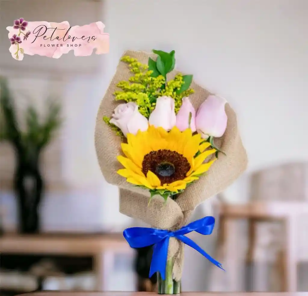 Arreglo Floral, Un Girasol Y Cuatro Rosas Rosadas