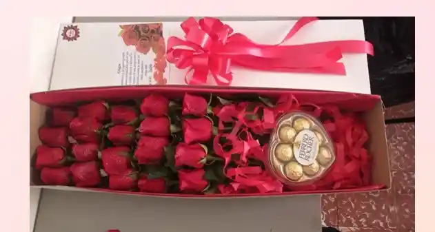 Caja Con Rosas Rojas + Corazon Chocolates Ferrero