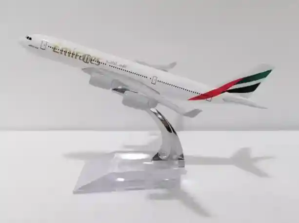 Avion Pequeño Metalico De Acero Coleccionable De Emirates Airbus A340 - Largo 16cm + Soporte