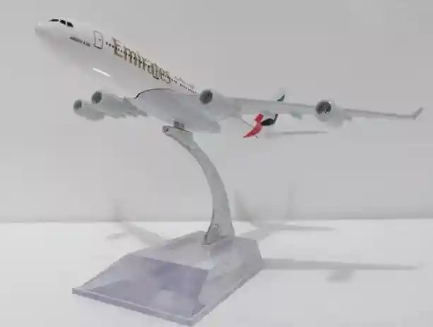 Avion Pequeño Metalico De Acero Coleccionable De Emirates Airbus A340 - Largo 16cm + Soporte