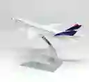 Avion Pequeño Metalico De Acero Coleccionable De Latam B787-9 - Largo 16cm + Soporte