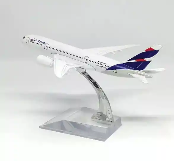 Avion Pequeño Metalico De Acero Coleccionable De Latam B787-9 - Largo 16cm + Soporte