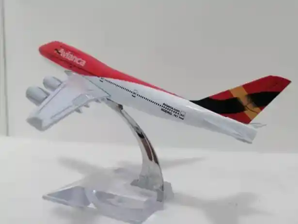 Avion Pequeño Metalico De Acero Coleccionable De Avianca Red 747 - Largo 16cm + Soporte