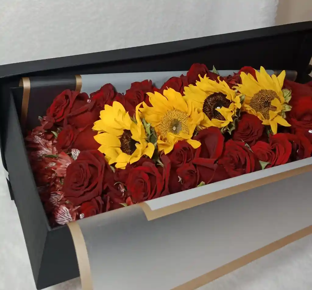 Caja De Rosas Rojas Y Girasol