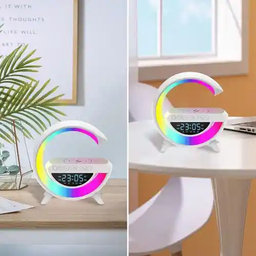 Parlante De Sonido Luz Led Cargador Inalámbrico Reloj Alarma Color Blanco