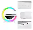 Parlante De Sonido Luz Led Cargador Inalámbrico Reloj Alarma Color Blanco