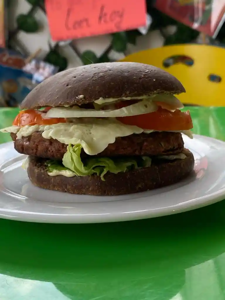 Hamburguesa Vegetariana Elaborada Con Croqueta De Lentejas