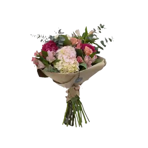 Flores De Hortensias Y Rosas En Bouquet