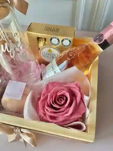 Detalle Mujer Valiente; Vaso De Vidrio De Lujo, Champagne, Ferrero Y Rosa Preservada