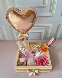 Ancheta Luxury Mujer Con Globo Oro Rosa, Champagne, Vaso De Vidrio, Rosa Preservada