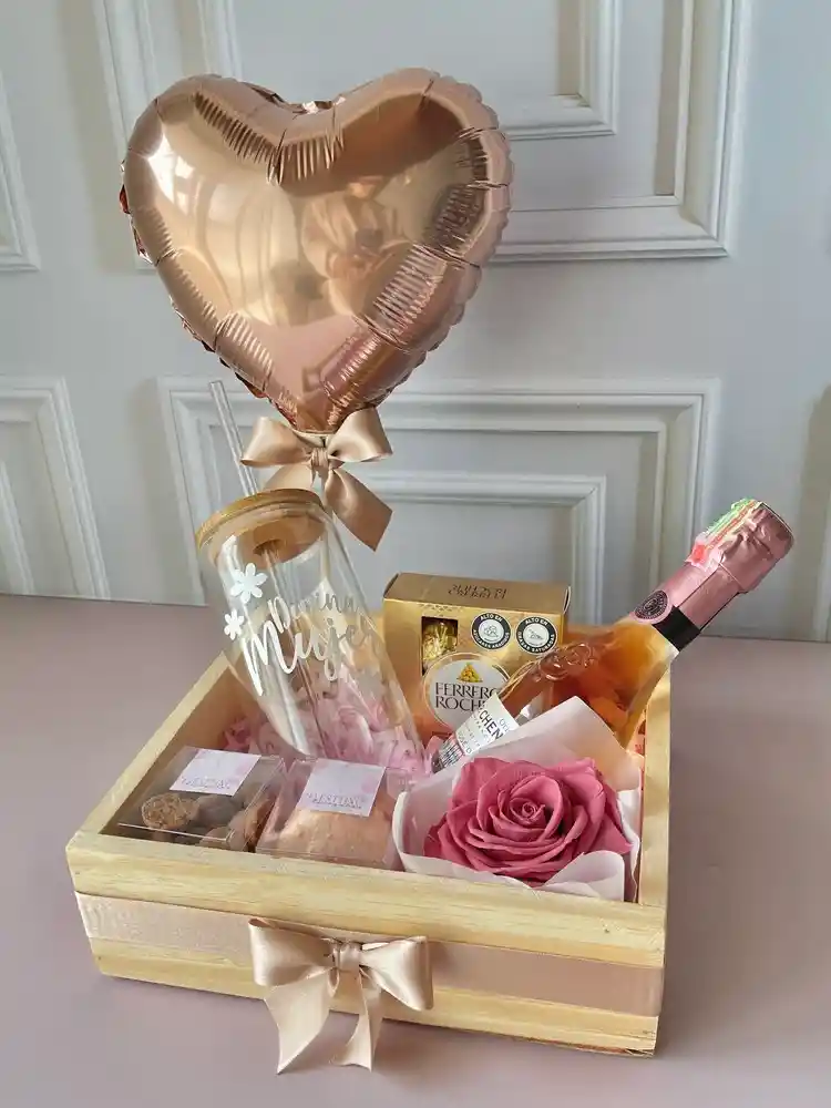 Ancheta Luxury Mujer Con Globo Oro Rosa, Champagne, Vaso De Vidrio, Rosa Preservada