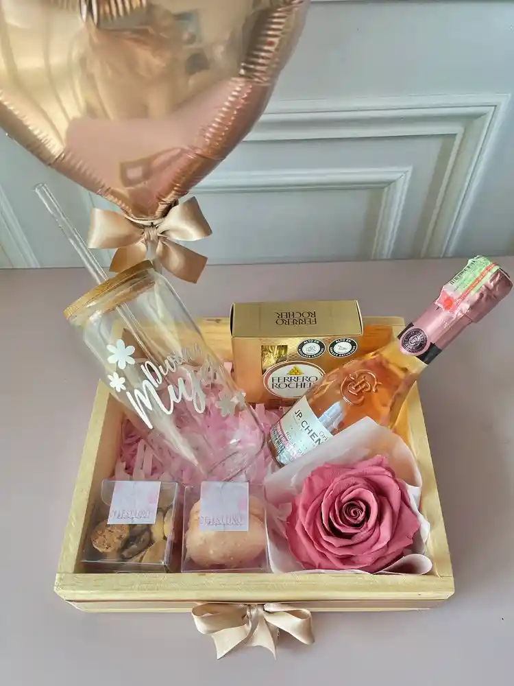 Detalle Deluxe En Caja De Madera, Con Vaso De Vidrio, Rosa Preservada, Globo. Dia De La Mujer