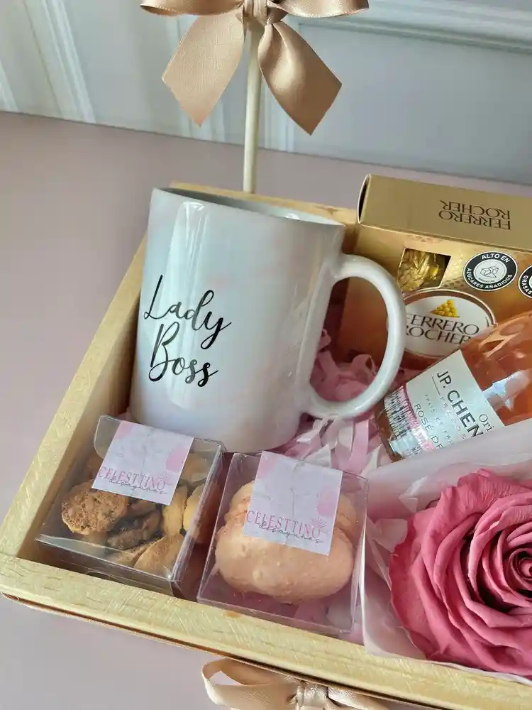 Ancheta Elegante; Mug, Champgane, Rosa Preservada, En Canasta De Pino Con Globo