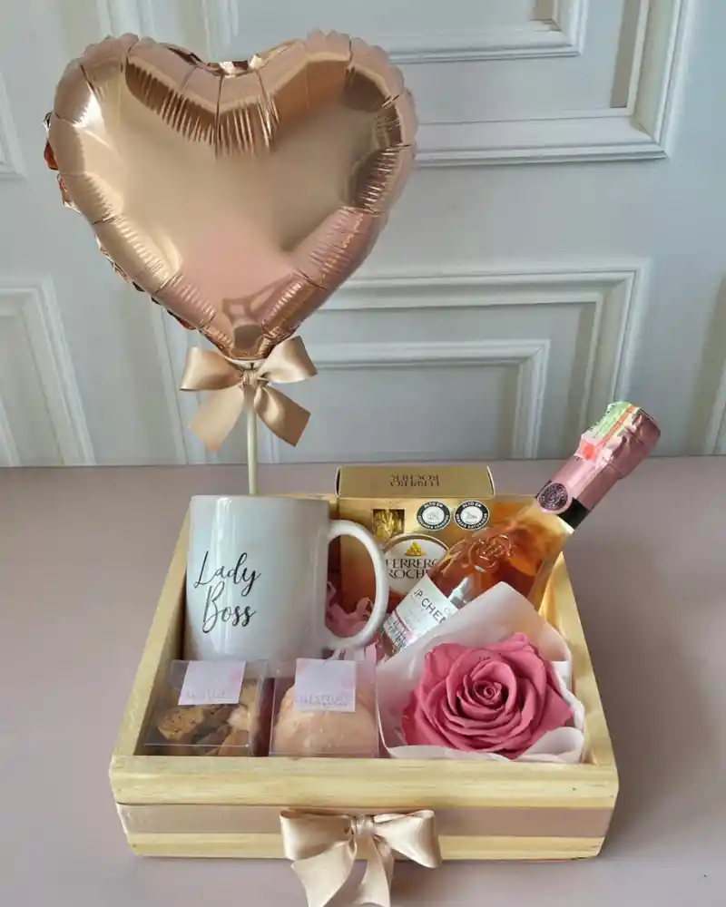 Ancheta Elegante; Mug, Champgane, Rosa Preservada, En Canasta De Pino Con Globo