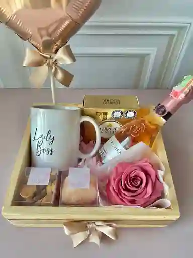 Regalo Para Mujer Luxury. Canasta De Madera Con Mug, Rosa Preservada, Elegante