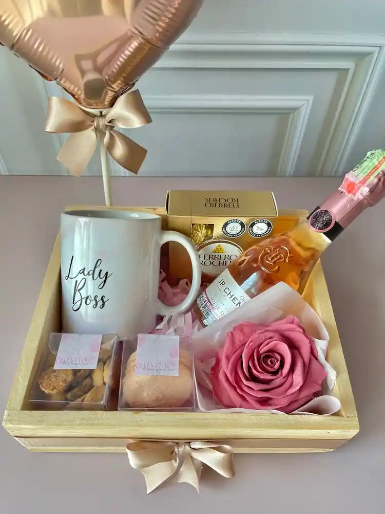 Regalo Para Mujer Luxury. Canasta De Madera Con Mug, Rosa Preservada, Elegante