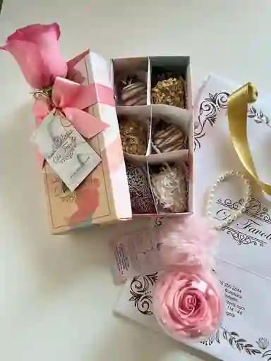 Combo Regalo Dia De La Mujer. Llavero De Rosa Preservada + Caja X 6 Fresas Con Chochocolate Y 1 Rosa Tradicional