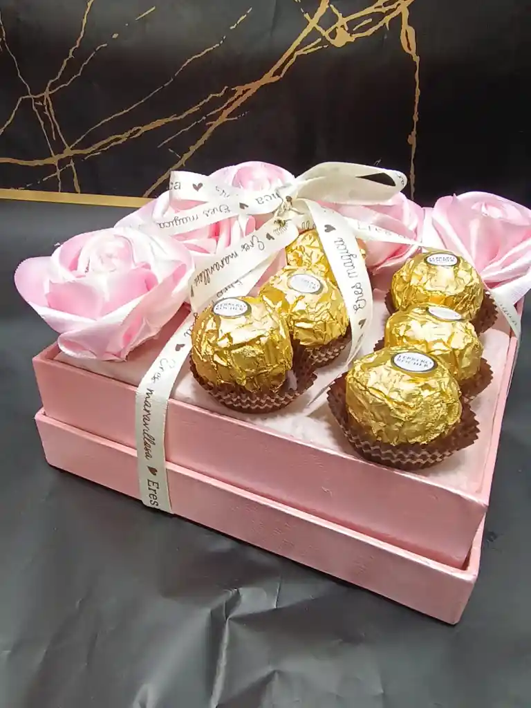 Caja Rosa Eterna Más Ferrero (día De La Madre)