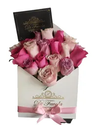 Arreglo Floral En Sobre De Madera Con Rosas Tonos Rosados. Sencillo Detalle Dia De La Mujer