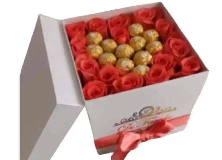 Ferrero Rocher. Caja De Rosas Y Chocolates En Forma De Corazon. Rosas Salmon