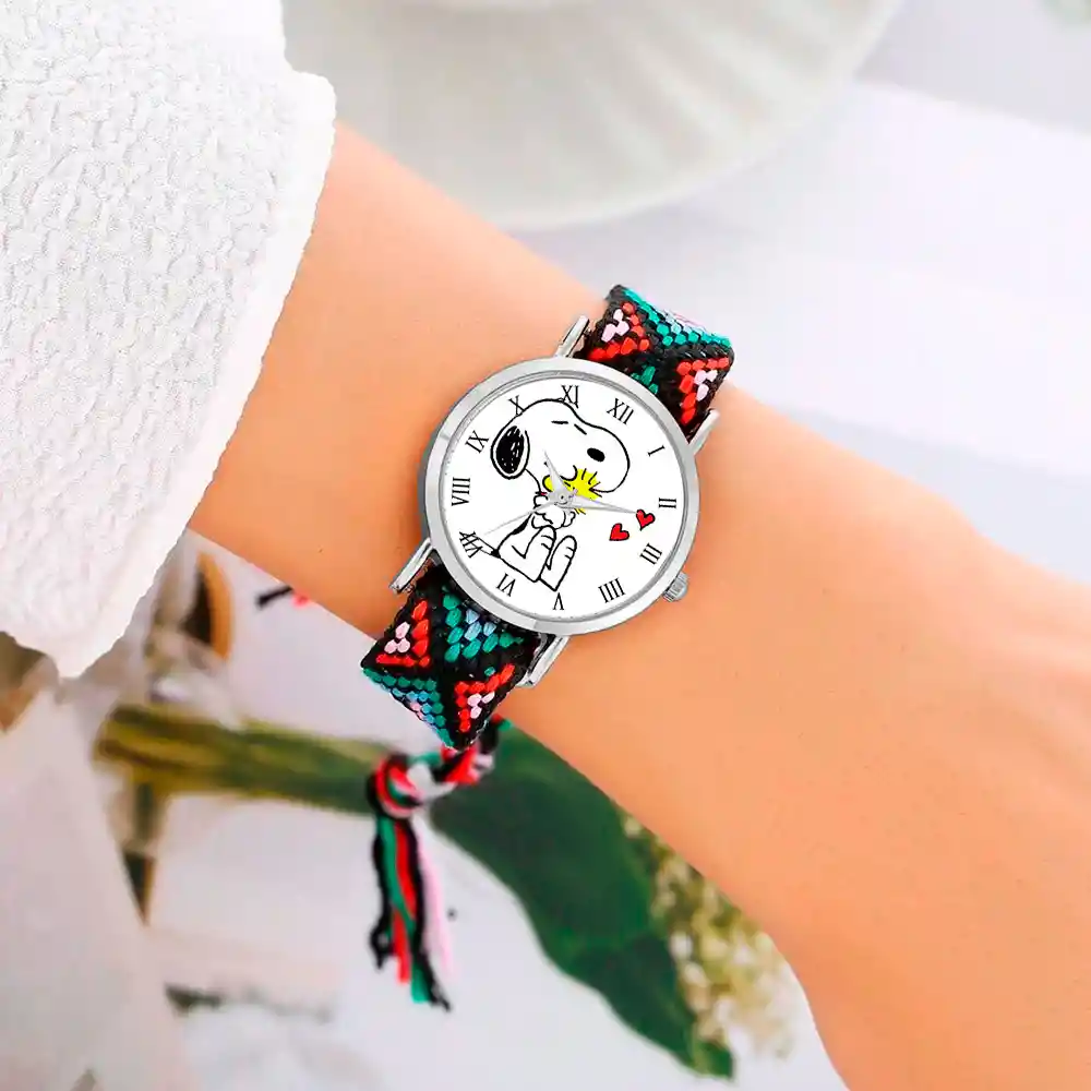 Reloj Snoopy Perro Plateado Tejido Artesanal + Estuche