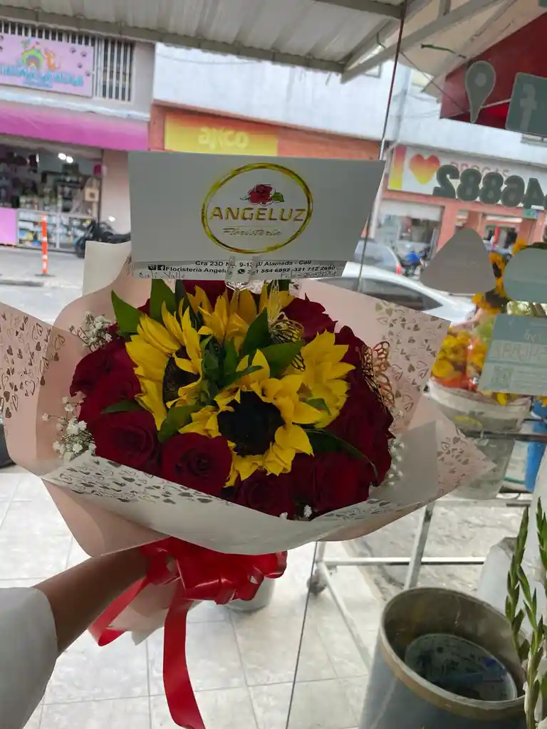Bouquet De Rosas Y Girasoles