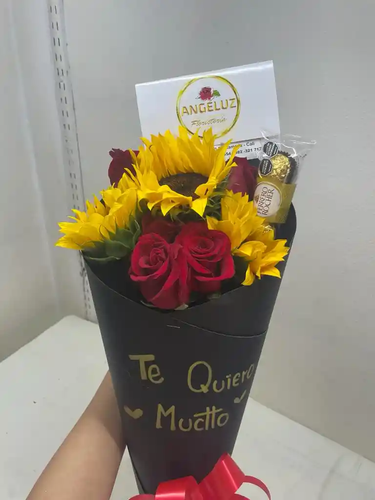 Cono En Bouquet Con Rosas Y Girasoles Mas Chocolates Ferrero