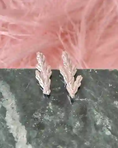 Aretes Topo Hoja Pino Mini Pequeños Plata Ecológica