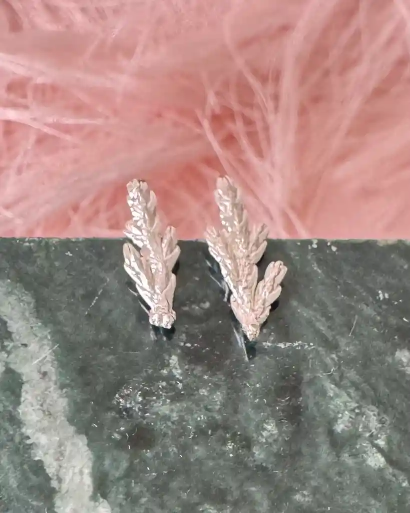 Aretes Topo Hoja Pino Mini Pequeños Plata Ecológica