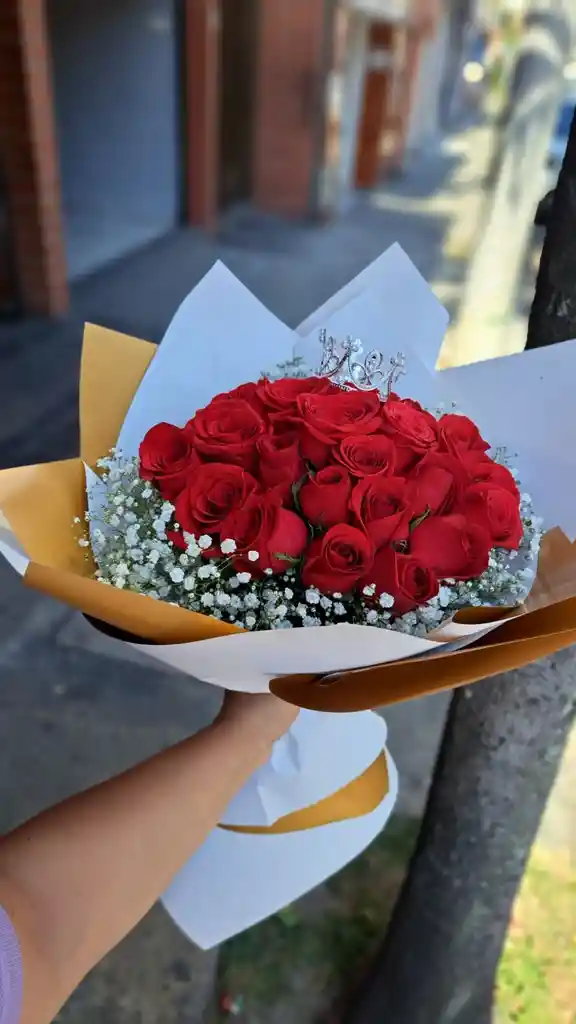 Bouquet De 24 Rosas Con Corona