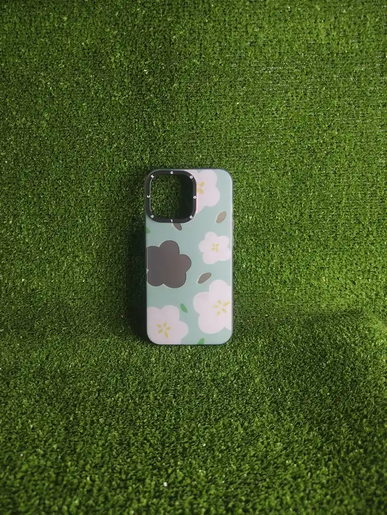 Iphone 13 Pro| Forro Protector | Case Rigido|good Luck |flor Blanca| Bordes Reforzados |iphone| Carcasa | Funda | Anti Humedad | Full Proteccion.