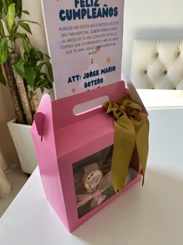 Hermosa Ancheta Contenido: Empanadas De Carne Y Queso, Palitos De Queso, Nutella, Hastu , Postre, Fresas Con Chocolate,fruta Picada, Mesa De Madera Decorda, Foto,globo De Burbuja Marcado,letrero Feliz Cumpleaños