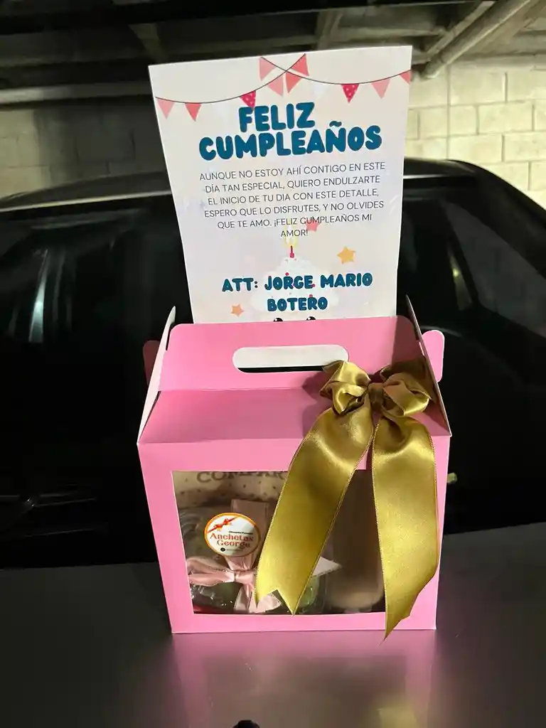 Hermosa Ancheta Contenido: Empanadas De Carne Y Queso, Palitos De Queso, Nutella, Hastu , Postre, Fresas Con Chocolate,fruta Picada, Mesa De Madera Decorda, Foto,globo De Burbuja Marcado,letrero Feliz Cumpleaños