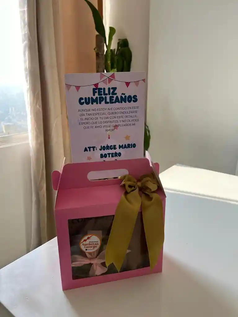 Hermosa Ancheta Contenido: Empanadas De Carne Y Queso, Palitos De Queso, Nutella, Hastu , Postre, Fresas Con Chocolate,fruta Picada, Mesa De Madera Decorda, Foto,globo De Burbuja Marcado,letrero Feliz Cumpleaños
